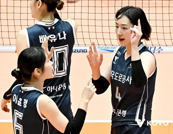 27일 여수진남체육관에서 치러진 GS칼텍스와의 2025 여수·NH농협컵 프로배구대회 여자부 준결승전에서 한국도로공사 황연주(맨 오른쪽)가 벤치를 바라보고 있다. /사진=한국배구연맹