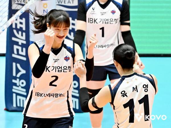 27일 여수진남체육관에서 치러진 현대건설과의 2025 여수·NH농협컵 프로배구대회 여자부 준결승전에서 IBK기업은행의 이주아(왼쪽)과 육서영이 득점 후 기뻐하고 있다. /사진=한국배구연맹