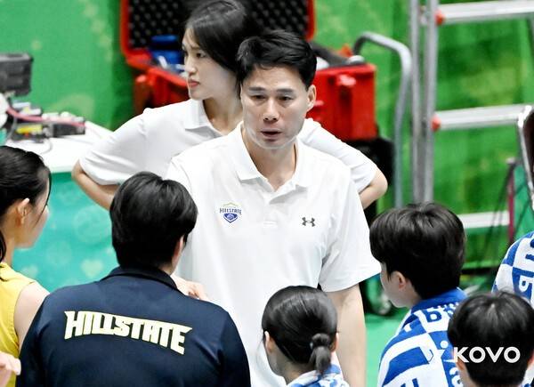 27일 여수진남체육관에서 치러진 IBK기업은행과의 2025 여수·NH농협컵 프로배구대회 여자부 준결승전에서 현대건설의 강성형 감독이 선수들과 전술 작전 중이다. /사진=한국배구연맹