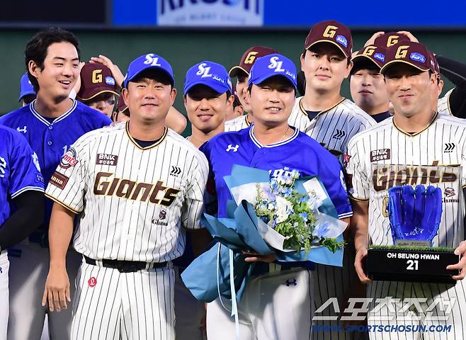 26일 부산 사직야구장에서 열린 KBO리그 롯데와 삼성의 경기. 오승환 은퇴투어가 열렸다. 양 팀 선수들과 함께 기념 포즈를 취하고 있는 오승환. 부산=송정헌 기자songs@sportschosun.com/2025.09.26/