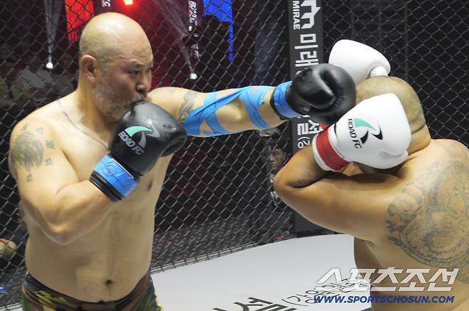 금광산이 허재혁에게 펀치를 날리고 있다. 사진제공=로드FC