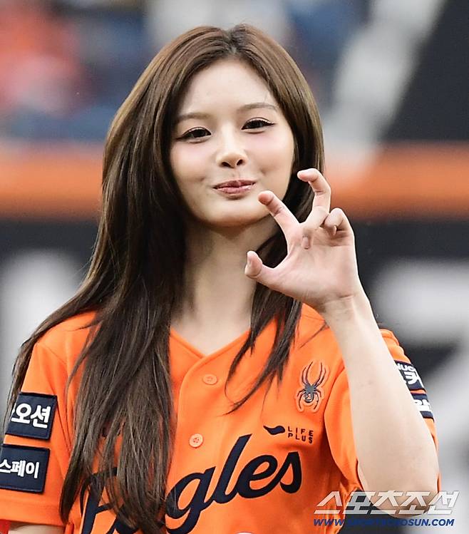 시구를 마치고 세리머니를 펼치는 설윤.