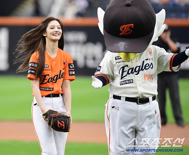 밝은 표정으로 시구를 마친 설윤.