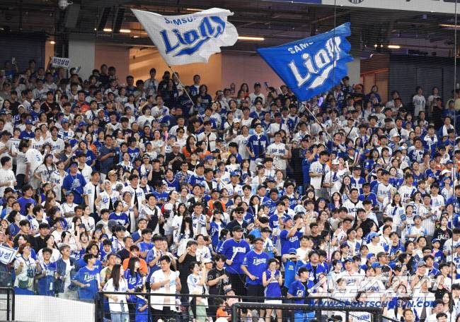 30일 대전 한화생명볼파크에서 열린 삼성-한화전. 3루쪽을 가득 메운 삼성 팬들이 열띤 응원전을 펼치고 있다. 대전=정재근 기자 cjg@sportschosun.com/2025.8.30/