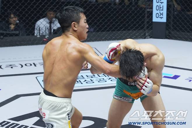 이정현이 편예준에게 펀치를 날리고 있다. 사진제공=로드FC