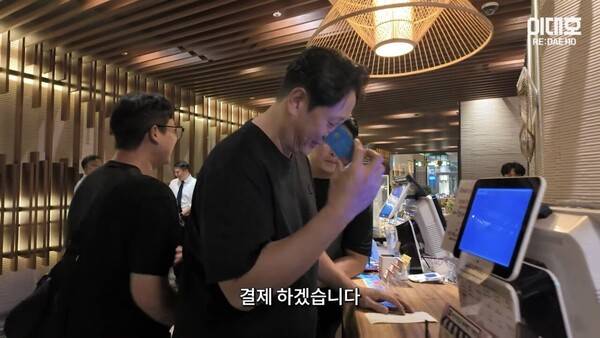 경남고 후배들에게 대게를 대접한 이대호. ⓒ유튜브 채널 '이대호' 캡처