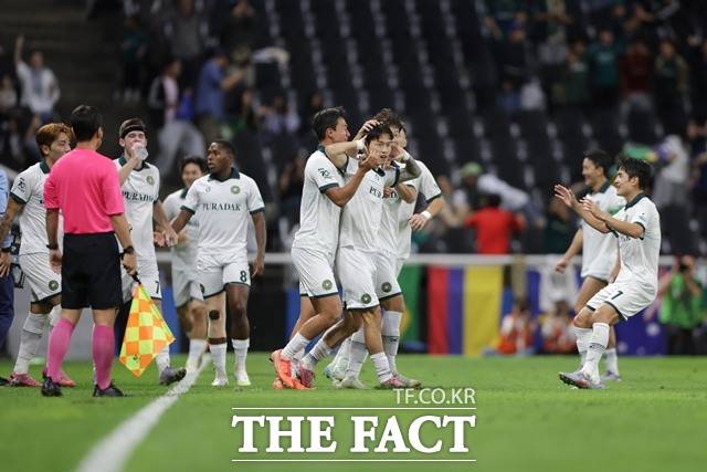 플레이오프 진출의 강력한 의지를 보이고 있는 김포 선수들의 세리머니./K리그