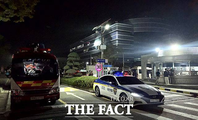 26일 밤 대전 국가정보자원관리원 내 무정전·전원 장치(UPS)실에서 화재가 발생해 70개 정부 서비스가 마비된 가운데 소방당국이 국정자원의 화재를 진압하며 조용한 모습을 보이고 있다. /박헌우 기자