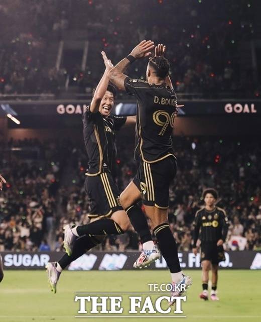 LAFC의 손흥민(왼쪽)과 드니 부앙가(오른쪽)가 22일 솔트레이크와 2025 MLS 홈 경기 전반 추가시간 합작골을 기록한 후 기쁨의 하이파이브를 하고 있다./LAFC