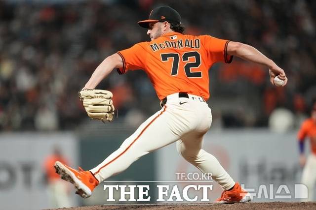 샌프라시스코 우완 투수 트레버 맥도널드가 27일(한국시간) 콜로라도전에서 7이닝 3실점으로 호투해 메이저리그 데뷔 첫 승을 올렸다. /샌프란시스코=AP.뉴시스