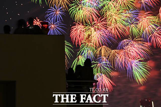 '2025 서울세계불꽃축제'가 27일 오후 서울 여의도 한강공원에서 열린 가운데 시민들이 가을 밤하늘을 수놓은 불꽃을 바라보고 있다. /서예원 기자