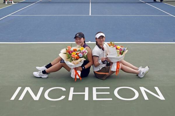 이마무라 사키(좌)-박소현(우)