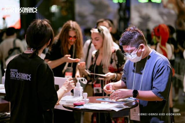 블루 프로토콜: 스타 레조넌스를 체험하고 있는 이용자의 모습.