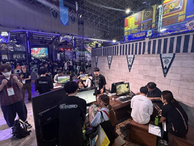 도쿄게임쇼2025를 찾은 방문객이 블루 프로토콜: 스타 레조넌스의 체험에 몰입한 모습.