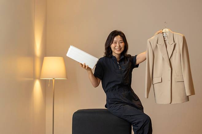 정희숙 정리 컨설턴트는 항상 바쁘다. 일주일 중 엿새는 현장에서, 하루는 유튜브 제작으로 보낸다. 번아웃은 없느냐는 질문에 돌아온 대답은 이랬다. "매일 저녁이면 녹초가 돼요. 하지만 정리가 너무 즐거워요. 정리된 집에서 행복해하는 사람들을 보면 뿌듯하고요. 그래서 이 일을 놓을 수가 없네요!" /이신영 영상미디어 기자