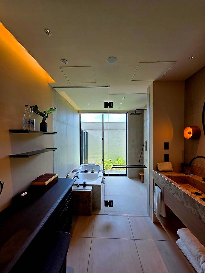 객실 내에서는 싱그러운 우드톤 향이 배어 나왔다. /조유미 기자