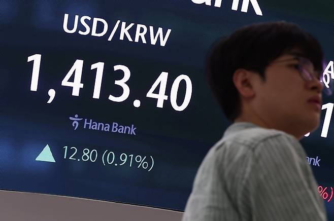 미국 경제지표 호조로 달러가 강세를 나타내면서 원·달러 환율이 넉 달 만에 장중 1410원대를 돌파한 26일 오후 서울 중구 하나은행 본점 딜링룸 전광판에 종가가 나오고 있다. 이날 원·달러 환율은 1410원을 돌파해 오름세를 보이고 있다. 2025.9.26/뉴스1 ⓒ News1 김민지 기자