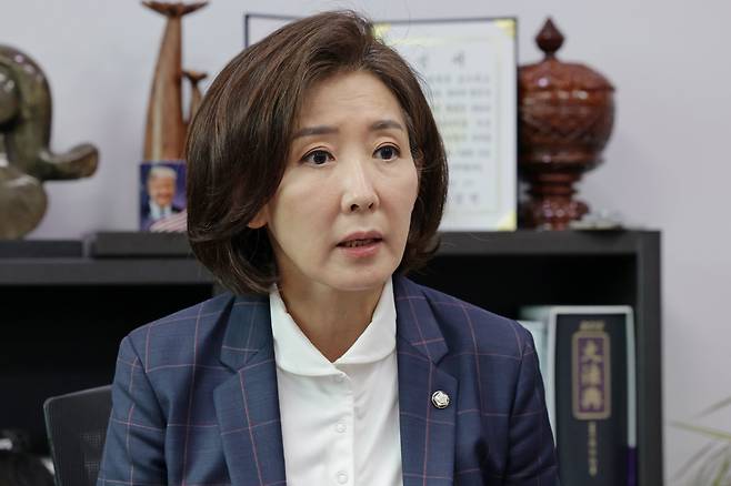 국민의힘 나경원 의원이 24일 서울 여의도 국회에서 법사위 현안 관련 기자간담회를 열고  더불어민주당 소속 추미애 법사위원장을 직권남용죄로 고발하는 방안으로 검토 중이라 밝히고 있다. 2025.09.24 /남강호 기자