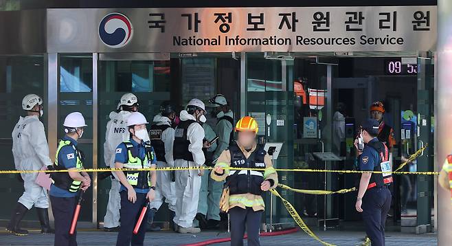 27일 오전 대전 유성구 국가정보자원관리원 화재현장에서 경찰 과학수사대 화재감식 관계자들이 건물 내부로 이동하고 있다. 전산 자원을 통합 관리하는 행정안전부 산하 국가정보자원관리원에서 지난 26일 오후 배터리 교체 작업 중 화재가 발생, 정부 온라인 서비스 70개가 마비됐다. /뉴스1