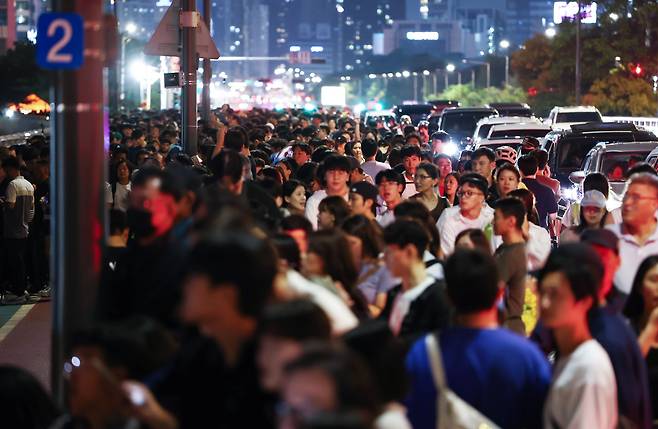 27일 서울 여의도 마포대교 인근이 '2025 서울세계불꽃축제'를 보러 온 시민들로 붐비고 있다./뉴스1