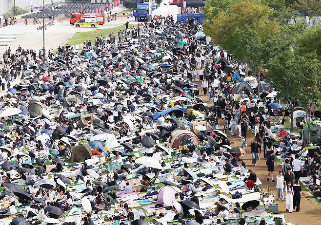 서울세계불꽃축제 2025가 열리는 27일 서울 여의도 한강공원. /뉴스1