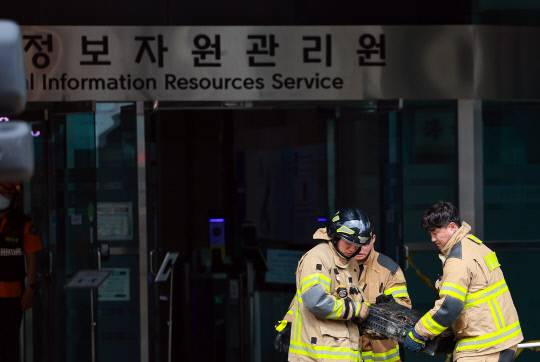 27일 대전 유성구 국가정보자원관리원에서 소방대원이 불에 탄 배터리를 옮기고 있다. 전날 정부 전산시스템이 있는 국정자원에서 무정전·전원 장치(UPS)용 리튬이온 배터리 화재가 발생해 정부 전산 서비스가 대규모로 마비됐다. 연합뉴스