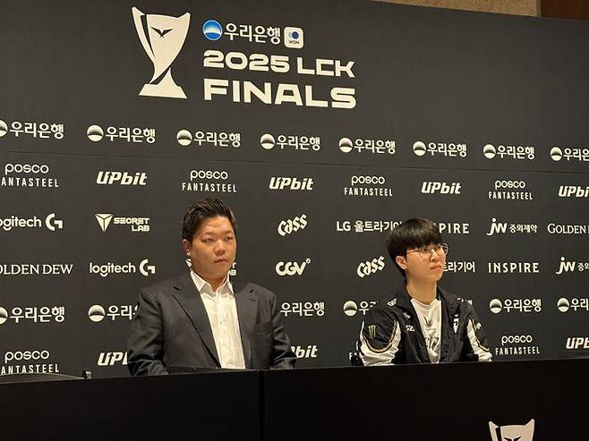 김정수 젠지 감독(왼쪽)과 '기인' 김기인이 27일 인천 영종도 인스파이어 아레나에서 열린 2025 LoL 챔피언스 코리아(LCK) 결승진출전 경기를 마치고 기자들에게 소감을 밝히고 있다.ⓒ데일리안 황지현 기자