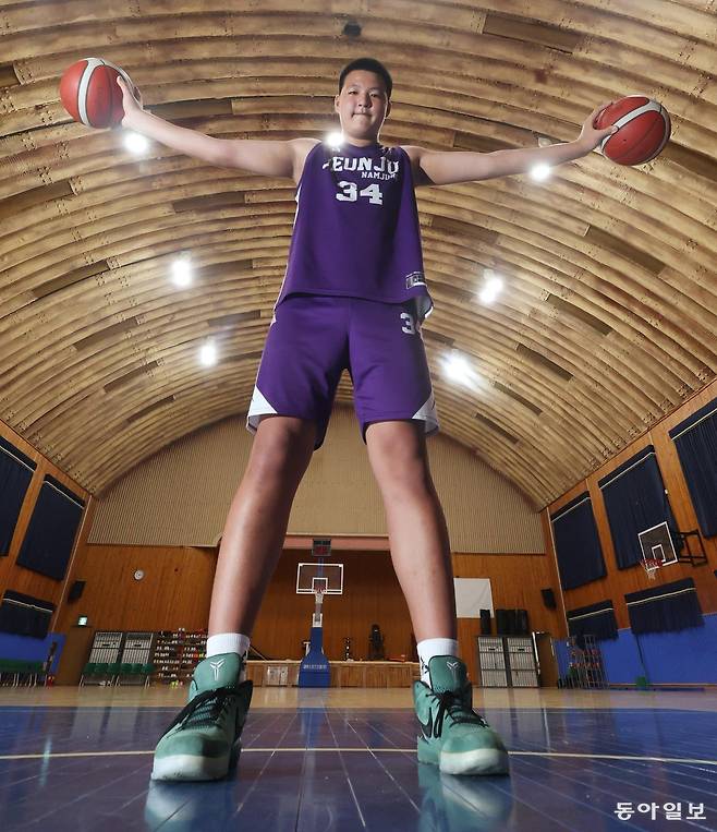 한국 남자 농구 ‘차세대 빅맨’을 꿈꾸는 고현곤이 전주남중 체육관에서 카메라 앞에 섰다. 키 198cm, 몸무게 115kg인 고현곤은 본격적으로 농구를 시작한 지 1년 만인 이달 19일 프로농구 SK에 연고선수로 지명됐다. 전주=장승윤 기자 tomato99@donga.com