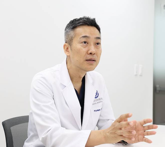 권정승 연세대 치대병원 구강내과 교수는 “턱관절 장애는 수면 부족, 스트레스, 스마트폰 사용 습관과 관련된 현대병”이라며 “긍정적인 마음으로 적절한 치료를 받으면 대부분 호전을 보인다”라고 했다. 연세대 치대병원 제공