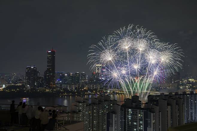 27일 오후 서울 여의도 한강공원 일원에서 2025 서울세계불꽃축제가 열리고 있다 2025.09.27 뉴시스