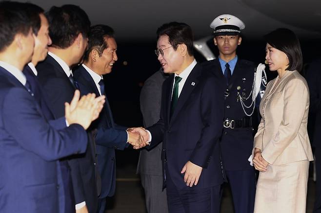 유엔 총회와 순방 일정을 마친 이재명 대통령이 26일 경기 성남 서울공항에 도착해 정청래 더불어민주당 대표 등과 인사하고 있다. 뉴시스