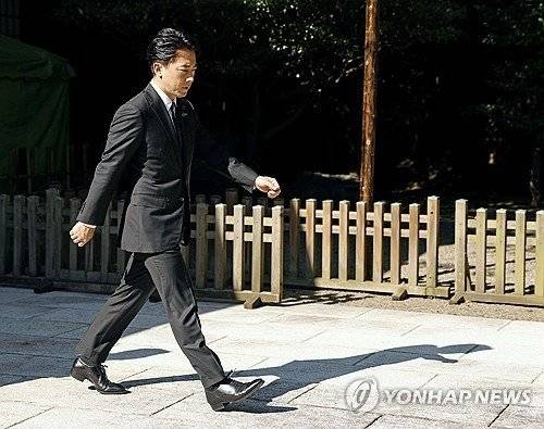 패전일 신사 참배에 나선 고이즈미 신지로 농림수산상. 연합뉴스