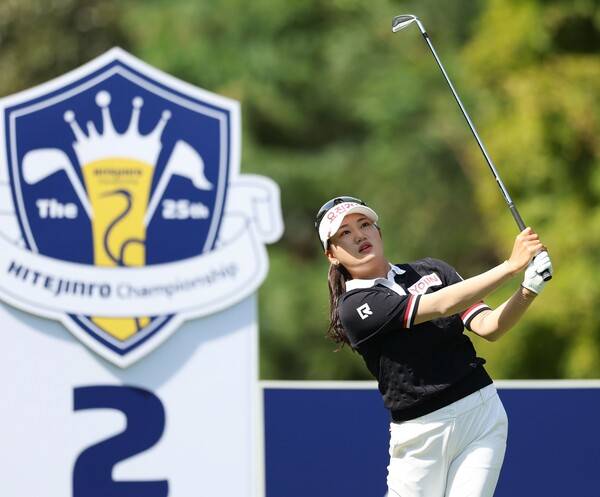 2025년 한국여자프로골프(KLPGA) 투어 메이저 대회 하이트진로 챔피언십 우승 경쟁에 뛰어든 노승희 프로가 3라운드에서 경기하는 모습이다. 사진제공=KLPGA (사진을 무단으로 사용하지 마십시오.)