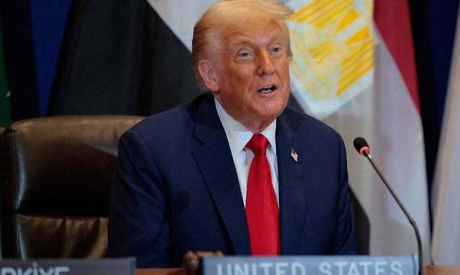 도널드 트럼프 미국 대통령이 23일 뉴욕 유엔 본부에서 열린 제80차 유엔 총회에서 아랍 및 이슬람권 국가 정상들과 다자회의 중 발언하고 있다. AFP연합뉴스