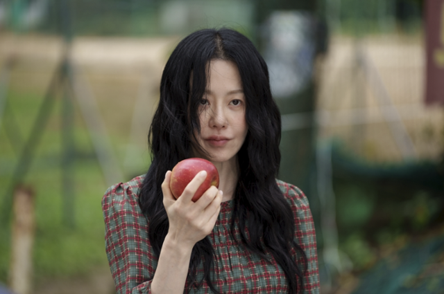 SBS 드라마 '사마귀'에서 23년 전 남성 여섯을 잔인하게 죽인 연쇄살인범 정이신(고현정)이 범행을 자백하기 전 빨간 사과를 들고 최중호(조성하) 형사를 응시하고 있다. SBS 제공