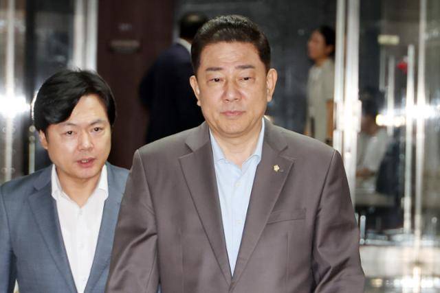 김병기 더불어민주당 원내대표가 27일 서울 여의도 국회에서 열린 의원총회에 참석하고 있다. 연합뉴스