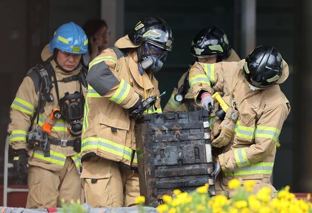 27일 오후 대전 유성구 국가정보자원관리원 화재현장에서 소방당국 관계자들이 소실된 리튬이온배터리에 대한 반출 작업을 하고 있다. 뉴스1