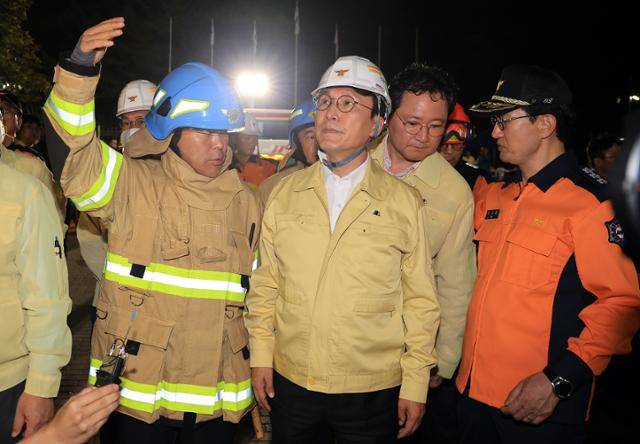김민석(오른쪽 세번째) 국무총리가 27일 대전 유성구 국가정보자원관리원 화재 현장을 찾아 현장 관계자에게 상황을 보고 받고 있다. 대전=뉴스1