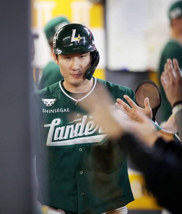 26일 인천 KT전에서 득점한 오태곤이 더그아웃에서 동료들의 축하를 받고 있다. SSG 제공