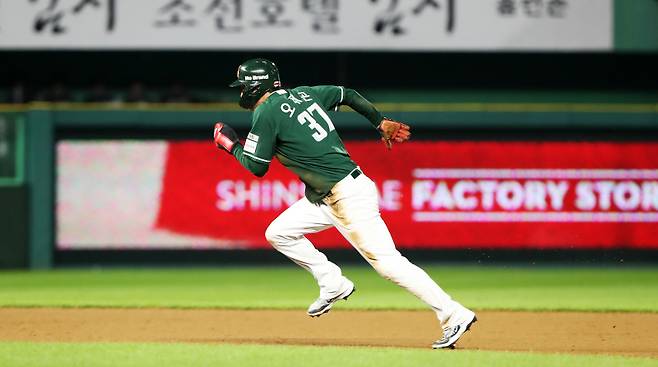 26일 인천 KT전에서 적극적으로 베이스러닝하는 오태곤. SSG 제공