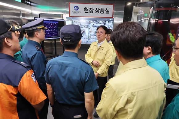 김민석 국무총리가 27일 서울세계불꽃축제 안전관리 점검차 서울 영등포구 여의나루역을 방문해 지하철 안전대책에 대해 보고받고 있다. 2025.9.27  [사진=연합뉴스]