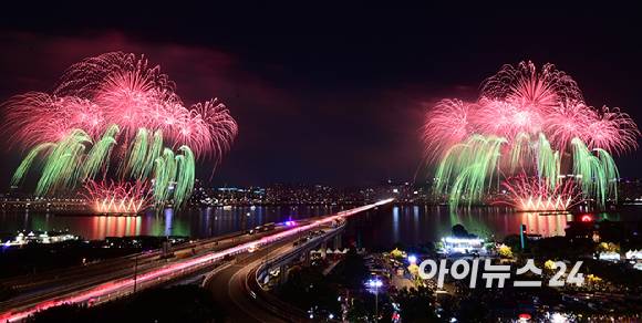 27일 저녁 서울 여의도 한강공원 일대에서 열린 '한화와 함께하는 서울세계불꽃축제 2025'에서 이탈리아팀의 불꽃 연출이 밤 하늘을 수 놓고 있다. [사진=정소희 기자]