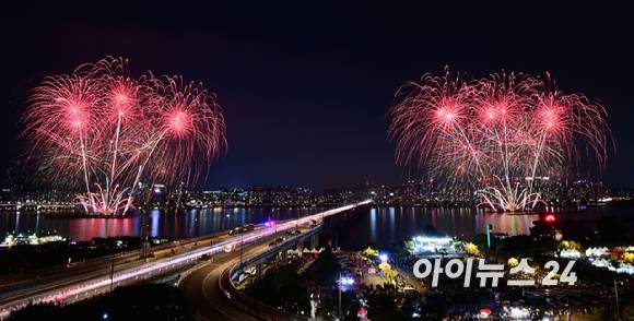 27일 저녁 서울 여의도 한강공원 일대에서 열린 '한화와 함께하는 서울세계불꽃축제 2025'에서 이탈리아팀의 불꽃 연출이 밤 하늘을 수 놓고 있다. [사진=정소희 기자]