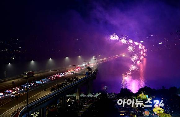 27일 저녁 서울 여의도 한강공원 일대에서 열린 '한화와 함께하는 서울세계불꽃축제 2025'에서 한국팀의 불꽃 연출이 원효대교에서 뿜어 나오고 있다. [사진=정소희 기자]