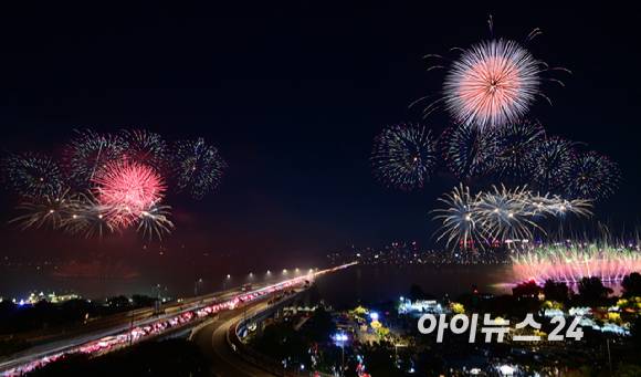 27일 저녁 서울 여의도 한강공원 일대에서 열린 '한화와 함께하는 서울세계불꽃축제 2025'에서 한국팀의 불꽃 연출이 밤 하늘을 수 놓고 있다. [사진=정소희 기자]