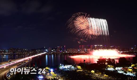 27일 저녁 서울 여의도 한강공원 일대에서 열린 '한화와 함께하는 서울세계불꽃축제 2025'에서 한국팀의 불꽃 연출이 밤 하늘을 수 놓고 있다. [사진=정소희 기자]