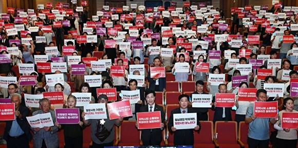 지난 26일 밀양아리랑아트센터에서 밀양시민 500여명이 손팻말을 들고 '부산대학교 밀양캠퍼스 정상화'를 촉구하고 있다. [사진=경남 밀양시]