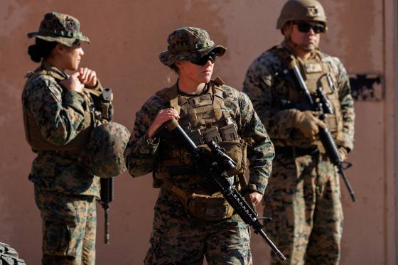 지난해 12월 6일(현지시간) 미국 캘리포니아주 캠프 펜들턴에서 호주 다윈의 해병 순환군으로 배치되기 위한 훈련 중, 제1해병연대의 여성 해병대원들이 미국 대사관에서 군사 지원으로 출발 및 대피하는 시뮬레이션을 실시하고 있다. 로이터=연합뉴스