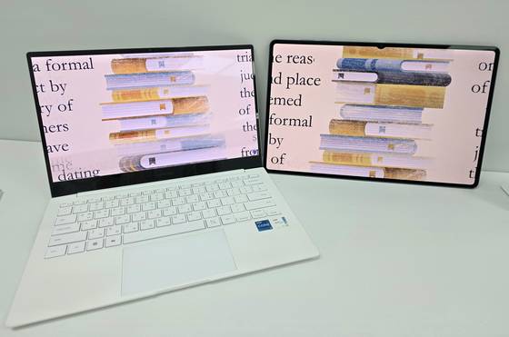 화면 크기 13.3인치 노트북(왼쪽)과 14.6인치 갤럭시탭 S11 울트라의 비교 모습. 이가람 기자