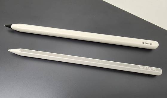 애플펜슬(위)과 S펜의 비교모습. 갤럭시탭 S11 시리즈부터는 S펜의 모양이 육각형 형태로 바뀌어 그립감이 더 향상됐다. 이가람 기자